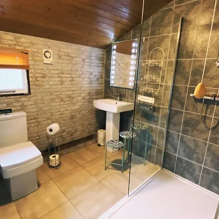 Squirrel Lodge At Owlet Hideaway - With Hot Tub, Near York Exterior photo