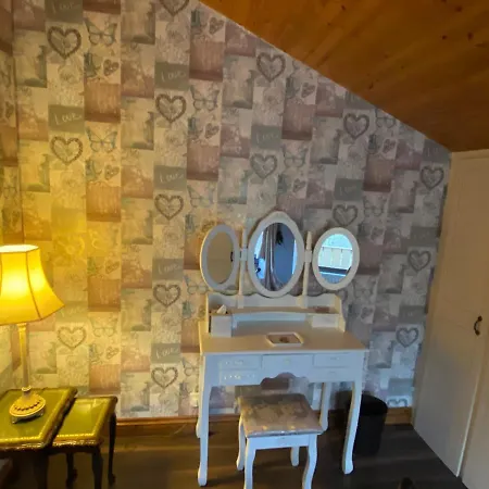 Squirrel Lodge At Owlet Hideaway - With Hot Tub, Near York Exterior photo