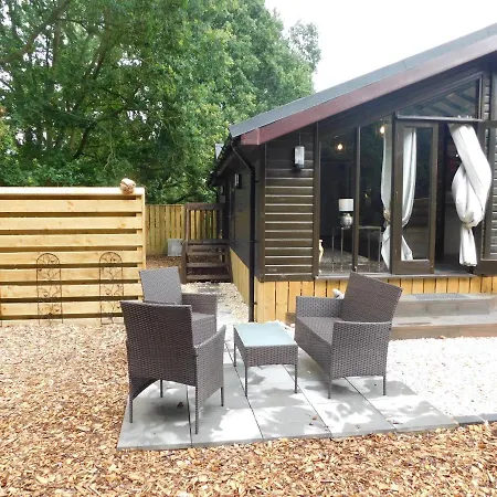 Squirrel Lodge At Owlet Hideaway - With Hot Tub, Near York Exterior photo