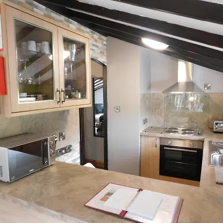 Squirrel Lodge At Owlet Hideaway - With Hot Tub, Near York Exterior photo