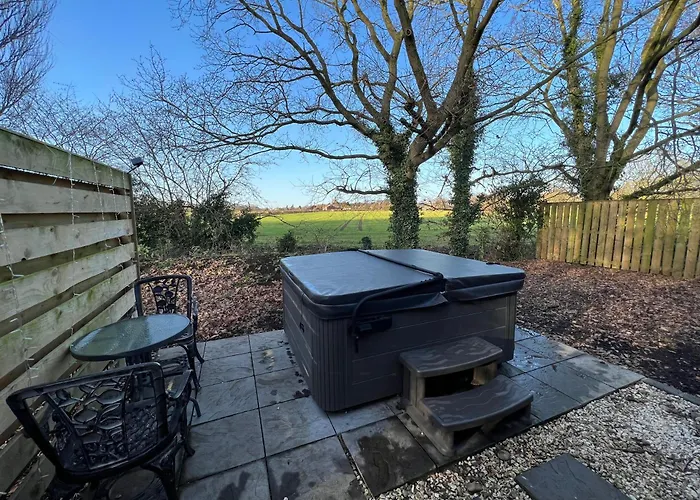 Squirrel Lodge At Owlet Hideaway - With Hot Tub, Near York