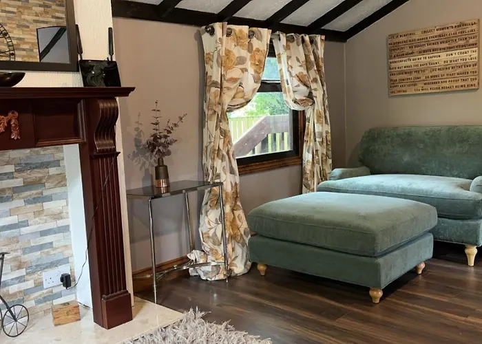 Squirrel Lodge At Owlet Hideaway - With Hot Tub, Near York