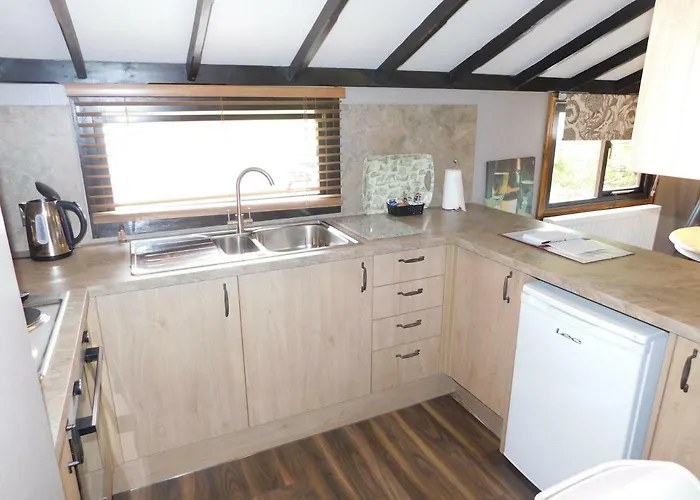 Squirrel Lodge At Owlet Hideaway - With Hot Tub, Near York